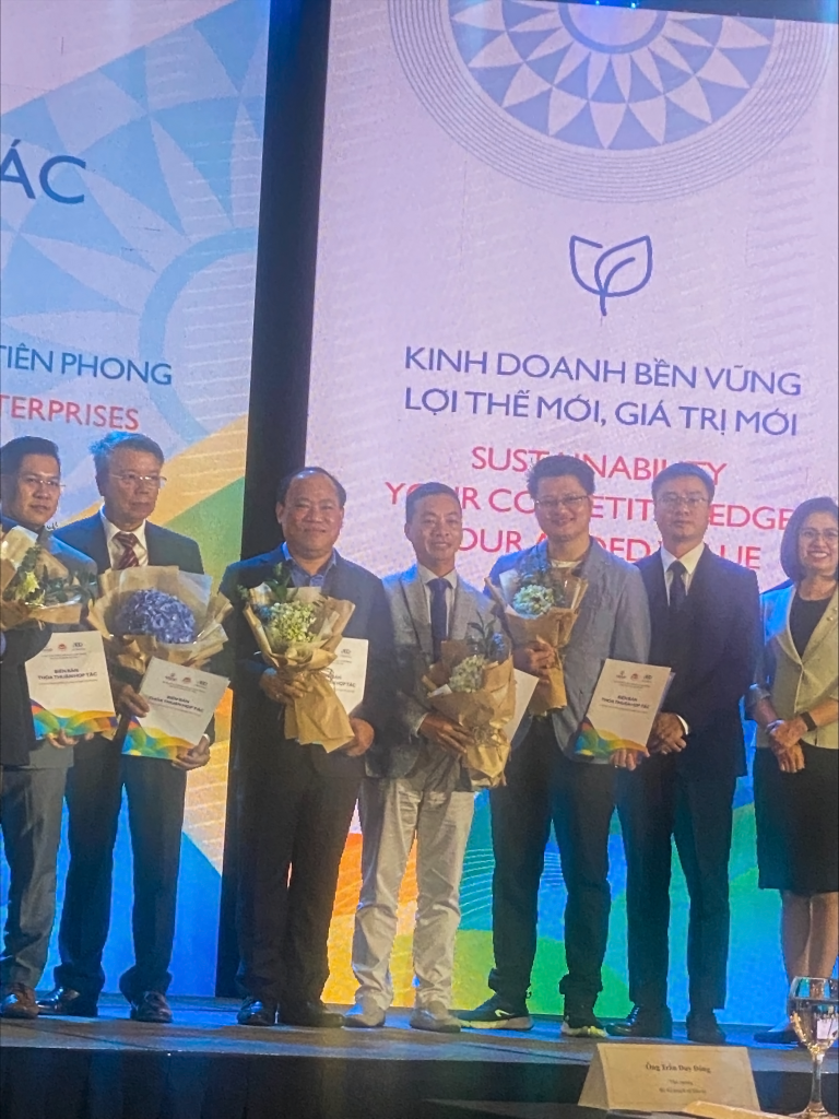 Ông Nguyễn Ngọc Hân (ở giữa), CEO công ty CP Thủ Đô Multimedia nhận Biên Bản Hợp Tác Đổi Mới Sáng cho các doanh nghiệp tiên phong